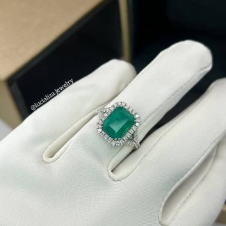 Каблучка зі смарагдом та діамантами